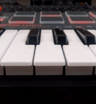 Fotografia de un controlador midi AKAI MPK Mini MK3